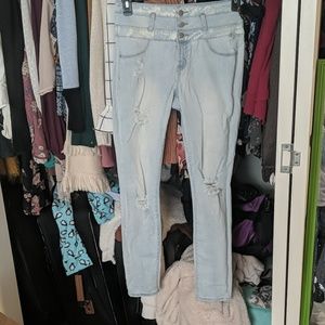 Light wash distessed jeans